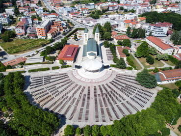 DJI_0619 Međugorje, Bosna i Hercegovina. Crkva u Međugorju, BiH, snimak dronom. Međugorje je jedno od najpopularnijih hodočasničkih mjesta za katolika u Europi.
