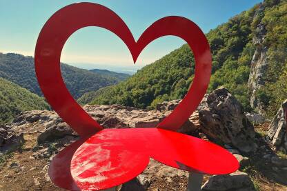 Zečiji kamen na Kozari Vidikovac Zečiji kamen u Nacionalnom parku Kozara. Postavljeno srce za fotografisanje na vrhu do kojeg vodi staza života.