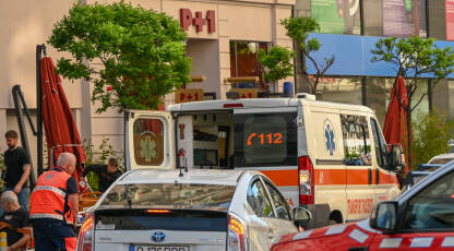 Vozilo hitne pomoći na ulici. Medicinski radnici pomažu pacijentu. Hitna pomoć u Bukureštu.
