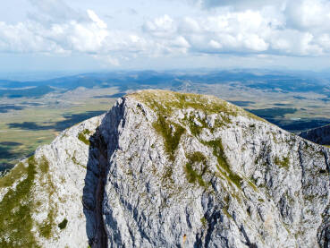 Planinari na vrhu planine Planinari na vrhu planine, snimak dronom. Durmitor, Crna Gora.