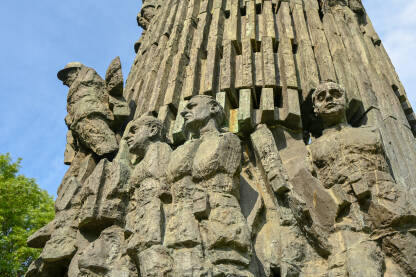 U parku Kiseleff u Bukureštu smješten je spomenik posvećen rumunskoj pješadiji, sa natpisom "Slava infanteriei", tj "Slava pješadiji". Napravljen povodom 170. godišnjice osnivanja rumunske pješadije.