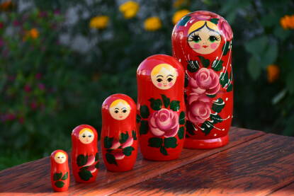 Babuška-igračka Babuška je tradicionalna ruska igračka. Drvena lutka u kojoj su smještene druge male drvene lutke. Simbol su majčinstva, plodnosti i porodice.
