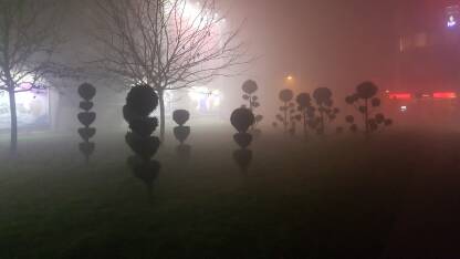 Magla u gradu Banja Luka, Gospodska ulica, centar u magli. Parkić obavijen maglom, smanjena vidljivost, smog, zagađenje zraka.