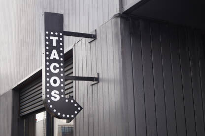 Tacos znak Crno bijeli znak Tacos na restoranu Taco Bell.