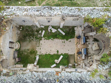 Ruševine stare crkve, snimak dronom. Mavrovo, Sjeverna Makedonija. Ruševine stare crkve. Mavrovo, Sj. Makedonija. Crkva Svetog Nikole, izgrađena 1850. godine. Crkva je potopljena 1953. godine prilikom izgradnje Mavrovskog jezera, ali je vidliva tokom ljeta i suša.
