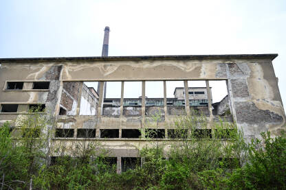 Stara i napuštena fabrika. Stara i napuštena fabrika. Neuspjela privatizacija. Propali industrijski kompleks.
