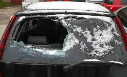 Razbijen prozor na autu. Polomljeno zadnje staklo. Provale i krađe iz vozila. Vandalizam. Razbijeno staklo.