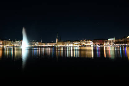 Grad Hamburg noću. Panoramski pogled na Hamburg i jezero Aussen-Alster, Njemačka. Moderne zgrade.