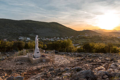 Brdo ukazanja Međugorje u zlatni sat Mjesto od posebnog značaja za sve ljude koji žele i hoće vjerovati. Ali i za one koji s velikim poštovanjem, kao i druge vjere dolaze i daju počast mjestu.
