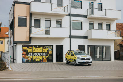 Sjedište firme EuroTaxi Sjedište firme Euro Taxi u Brčkom, vozilo ispred objekta