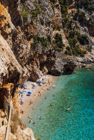 Plaža Pasjača, Dubrovnik, HR Pasjača je jedna od najpopularnijih plaža u Hrvatskoj. Nalazi se u blizini Duborvnika. Sama plaža je jako skrivena, do nje vodi jako strm put koji je usječen u stijenu.
