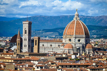 Firenca, Italija Firenca, Italija: Historijske građevine u središtu grada. Popularno turističko odredište. Panoramski pogled na stari grad Firence. Firentinska katedrala. Santa Maria del Fiore.