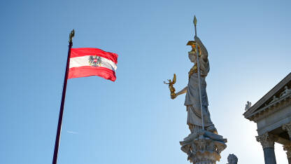 Beč, Austrija: Spomenik i zastave ispred zgrade austrijskog parlamenta Beč, Austrija: Spomenik ispred zgrade austrijskog parlamenta. Zastave Austrije ispred parlamenta.