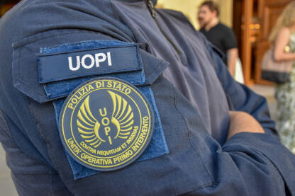 Policija u Italiji Amblem sa napisom "državna policija, prva interventna operativna jedinica", na uniformi policajca u Italiji.