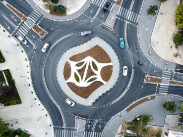 Kružni tok saobraćaja u gradu Kružni tok saobraćaja u gradu, snimak dronom. Automobili se kreću u kružnom toku. Saobraćaj na kružnom toku.