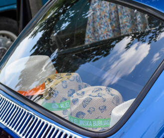 Bijeljinska bubijada Izložba starih automobila na bijeljinskoj bubijadi. Šeširi koji se vide kroz prozor oldtajmera. Na šeširima piše bijeljinska bubijada.
