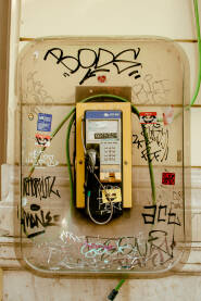 Telefonska govornica Telefonska govornica u centru grada. Grafiti po telefonskoj govornici. Sarajevo.