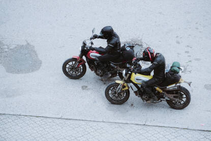 Dvojica motociklista na motorima. Motoristi na cesti.
