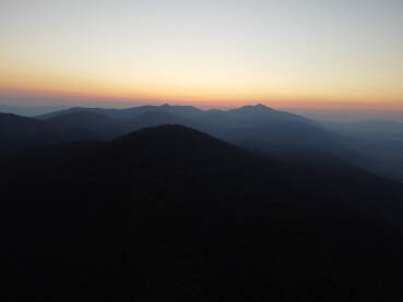 Vrhovi planina u sumrak Vrhovi planina kod Bosanskog Petrovca,
pogled na planinu Osječenicu sa Oštrelja