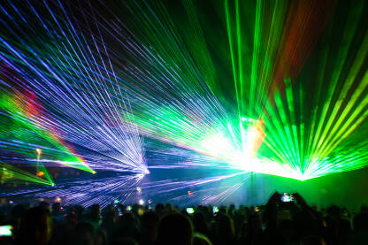 Laserska svjetla i dim na bini tokom koncerta. Laserska svjetla i dim na bini tokom koncerta. Višebojni svjetlosni efekti. Apstraktna pozadina. Laserski snop. Laser show.