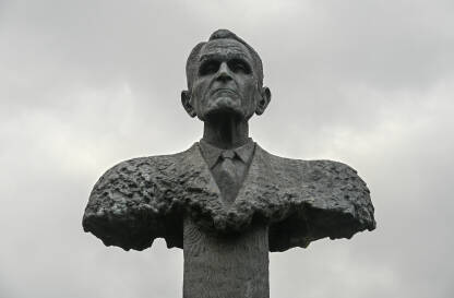 Spomenik Corneliu Coposu, rumunskom političaru. Bio je osnivač Hrišćansko-demokratske nacionalne seljačke stranke, te osnivač Rumunske demokratske konvencije.