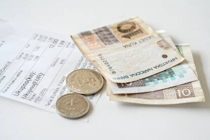 Hrvatski novac kune Hrvatski novac kune. Račun izražen u Eurima i kunama. Hrvatska od 01.01.2023 koristi euro kao sredstvo plaćanja.