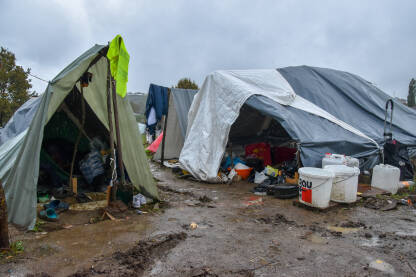 Improvizovani migrantski kamp Improvizovani šatori u kojima spavaju migranti i izbjeglice u Velikoj Kladuši, Bosna i Hercegovina. Improvizovani kamp na livadi.