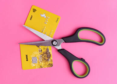 Presječene bankovne kartice. Ekonomsko nasilje i kontrolisanje novca.

Fotografija besplatna za ilustrovanje medijskih sadržaja o nasilju, svako drugo korištenje je zabranjeno.

Autor: Nermin Smajić