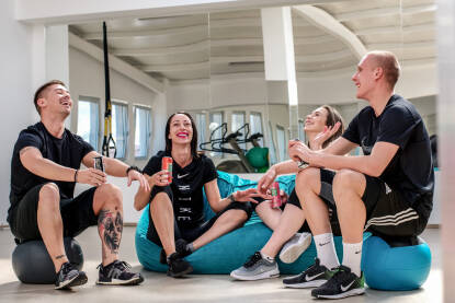 Fitness Priča i smijeh nakon završenog treninga. Fitnes.