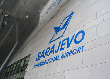 Internacionalni aerodrom Sarajevo. Internacionalni aerodrom Sarajevo, natpis na zgradi.