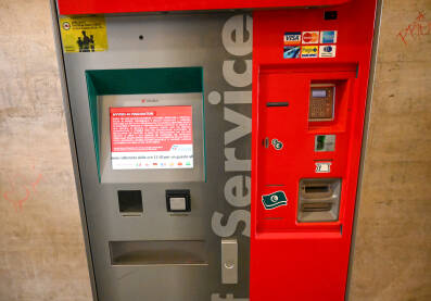 Automat za prodaju karata na željezničkoj stanici. Samouslužni automat za prodaju karata.