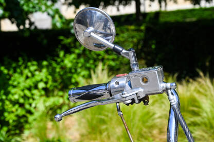 Retrovizor motocikla Motocikl na ulici. Retrovizor i upravljač motocikla.