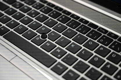 Tastatura na laptopu. Tastatura na laptopu. Slova na tastaturi.
