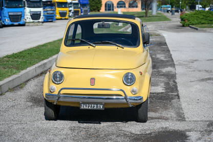 Stari Fiat 500 na parkingu. Stari Fiat 500 na parkingu. Legendarni talijanski Fiat 500.