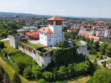 gradačačka kula Kula Husein-kapetana Gradaščevića sa pogledom na Gradačac u pozadini