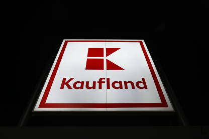 Kaufland znak na supermarketu Kaufland znak na supermarketu. Njemački međunarodni diskontni trgovački lanac. Kaufland prodavnica u gradu.