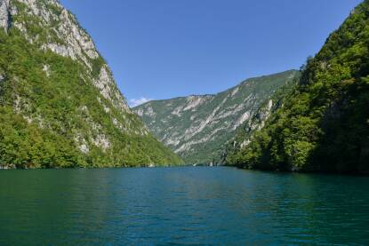 Putovanje brodom od Perućca, Bajina Bašta do Višegrada kanjonom rijeke Drine. Kanjon Drine, dubok i do 1.000 metara, među najdubljim je u Evropi.