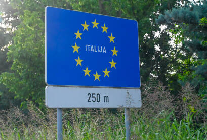 Saobraćajni znak sa natpisom Italija na graničnom prelazu. Saobraćajni znak sa natpisom Italija na graničnom prelazu. Granica između Slovenije i Italije. Zastava EU na tabli. Dobrodošli u Italiju.