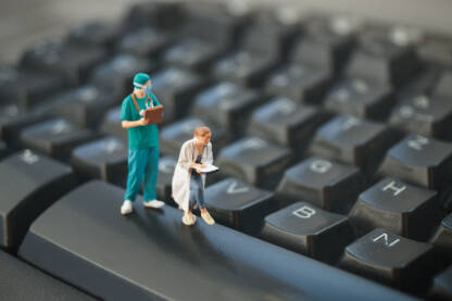 Crna tastatura sa figuricama doktora.
