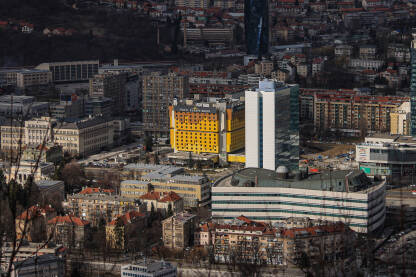 Parlamentarna skupština i hotel Holiday panoramski snimak zgrada