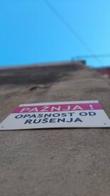 Pažnja opasnost od rušenja Natpis Pažnja opasnost od rušenja