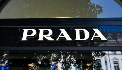 Osvijetljeni znak Prada prodavnice. Prada je italijanska luksuzna modna kuća poznata po odjeći, torbicama i dodacima.
