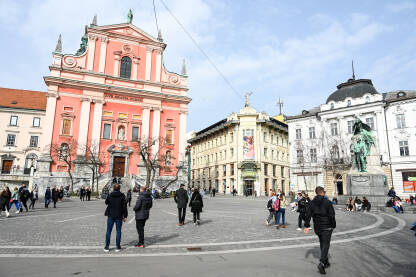 Ljubljana, Slovenija. Ljudi na Prešernovom trgu. Ljubljana, Slovenija: Ljudi šetaju centrom grada. Prešerenov trg u Ljubljani.