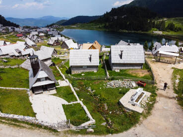 Prokoško jezero Prokoško jezero, planina Vranica, BiH, snimak dronom.