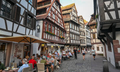 Strasbourg. Strazbur, Francuska: Historijske građevine u starom gradu. Strazbur, Francuska: Historijske građevine u starom gradu. Strasbourg. Ljudi šetaju centrom grada. Ulice i zgrade. Turisti na ulici.