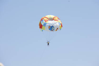 Parasailing, jedna od najatraktivnijih zabava na plažama u Turskoj.