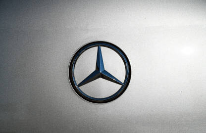Mercedes znak Mercedes znak na autu. Logo. Mercedes-Benz je njemačka luksuzna automobilska kompanija.