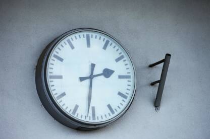 Crno beli casovnik u cekaonici na stanici