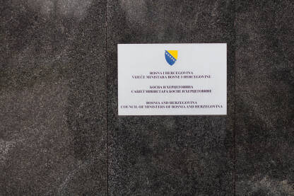 Tabla sa natpisom Vijeće ministara Vijeće ministara Bosne i Hercegovine.
Savjet ministara Bosne i Hercegovine