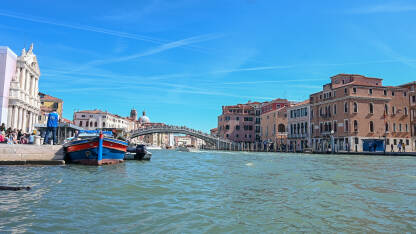 Venecija, Italija: Historijske građevine uz more. Venecija, Italija: Historijske građevine uz more. Popularno turističko odredište. Mostovi i brodice.